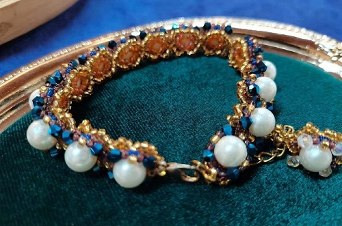 8月4日，外發(fā)手工領(lǐng)回家做，靈活就業(yè)手工項(xiàng)目，在家做手工掙錢，做手工傳承官，手工之家深知合作的根本就是服務(wù)、就是共贏，圖為串珠米珠繡純手工產(chǎn)品剪影