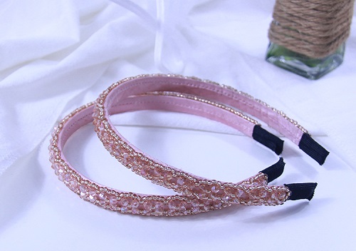 8月5日，手工活外發(fā)加工正規(guī)廠家，純手工加工串珠，做手工傳承官，與手工之家合作，自由靈活，收入更好，圖為串珠米珠繡純手工產品剪影