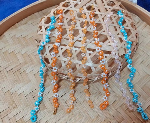 8月6日，寶媽手工活兼職，正規(guī)手工接單平臺，做手工傳承官，在手工之家，大家有更好的收入，更快的成長，圖為串珠米珠繡純手工產(chǎn)品剪影