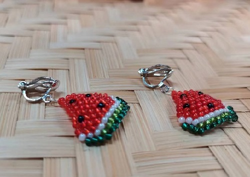 8月7日，在家做的手工活正規(guī)平臺，拿回家做的手工項目，做手工傳承官，手工之家提供平臺和機(jī)遇，努力才有好收獲，圖為串珠米珠繡純手工產(chǎn)品剪影