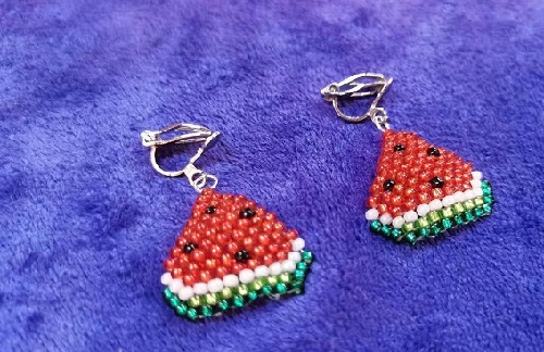 8月7日，在家做的手工活正規(guī)平臺，拿回家做的手工項目，做手工傳承官，手工之家提供平臺和機(jī)遇，努力才有好收獲，圖為串珠米珠繡純手工產(chǎn)品剪影