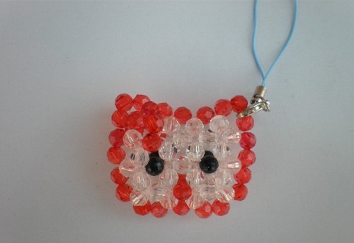 8月8日，手工活外發(fā)加工可靠嗎？靈活就業(yè)好手工，做手工傳承官，手工之家不斷創(chuàng)新合作，讓大家的收入更好是目標(biāo)，圖為串珠米珠繡純手工產(chǎn)品剪影