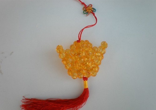 8月8日，手工活外發(fā)加工可靠嗎？靈活就業(yè)好手工，做手工傳承官，手工之家不斷創(chuàng)新合作，讓大家的收入更好是目標(biāo)，圖為串珠米珠繡純手工產(chǎn)品剪影