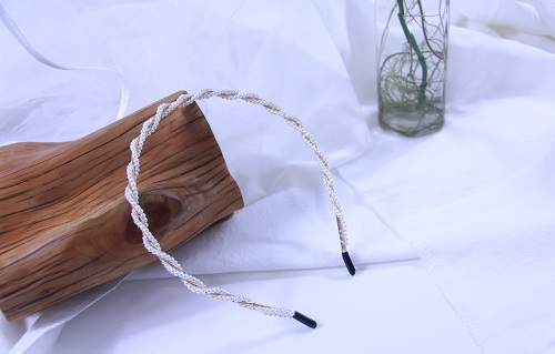 8月10日，在家里就能賺錢的工作，帶回家做的手工，做手工傳承官，手工之家的純手工，大家可以放心選擇，圖為串珠米珠繡純手工產(chǎn)品剪影