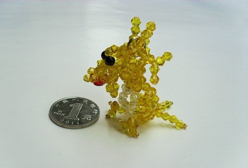 8月12日，在家能做的手工活兼職，帶回家做的手工項目，老手工平臺，做手工傳承官，手工之家沒有特別的要求，圖為串珠米珠繡純手工產(chǎn)品剪影