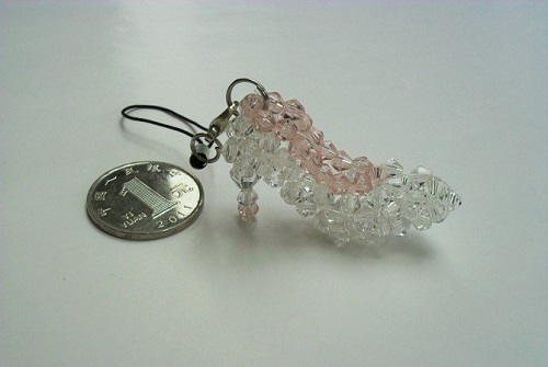 8月12日，在家能做的手工活兼職，帶回家做的手工項目，老手工平臺，做手工傳承官，手工之家沒有特別的要求，圖為串珠米珠繡純手工產(chǎn)品剪影