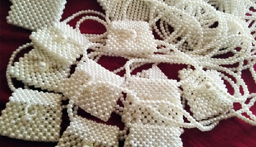 8月14日，在家里就能賺錢的工作，正規(guī)手工靈活就業(yè)，做手工傳承官，良好的服務(wù)讓手工之家和純手工成為大家的選擇，圖為串珠米珠繡純手工產(chǎn)品剪影