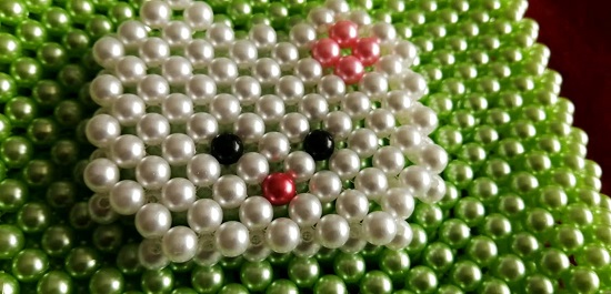 8月15日，手工活外發(fā)加工正規(guī)廠家，做手工傳承官，居家專兼職的好副業(yè)，與手工之家合作，認(rèn)真對待讓收入更好，圖為串珠米珠繡純手工產(chǎn)品剪影