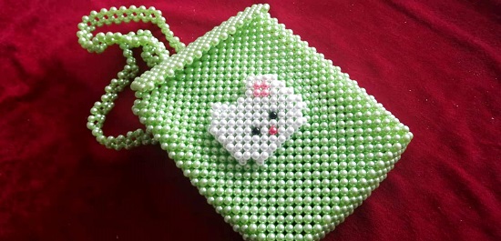 8月15日，手工活外發(fā)加工正規(guī)廠家，做手工傳承官，居家專兼職的好副業(yè)，與手工之家合作，認(rèn)真對待讓收入更好，圖為串珠米珠繡純手工產(chǎn)品剪影