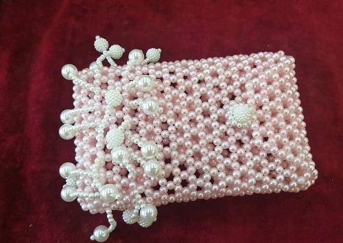 8月16日，手工活接單正規(guī)平臺，拿回家做的手工項目，做手工傳承官，在手工之家，每一項合作都有良好的支持，圖為串珠米珠繡純手工產(chǎn)品剪影