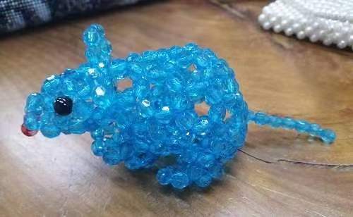 8月19日，外發(fā)手工活正規(guī)平臺(tái)，居家手工串珠靈活就業(yè)，做手工傳承官，在手工之家，多付出就有好收入，圖為串珠米珠繡純手工產(chǎn)品剪影