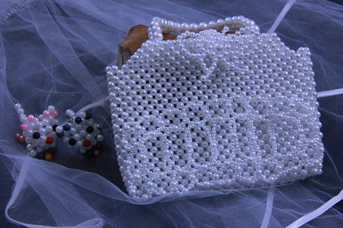 8月20日，在家能掙錢的正規(guī)手工，靈活就業(yè)串珠手工項(xiàng)目，做手工傳承官，與手工之家合作，純手工讓大家合作共贏，圖為串珠米珠繡純手工產(chǎn)品剪影