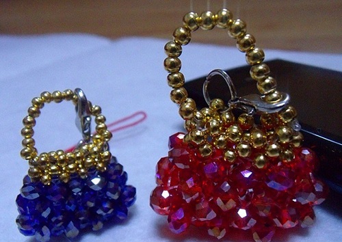 8月21日，手工活外發(fā)加工網(wǎng)，在家做串珠手工掙錢，做手工傳承官，信任手工之家，因為大家合作多、時間長、收入好，圖為串珠米珠繡純手工產(chǎn)品剪影