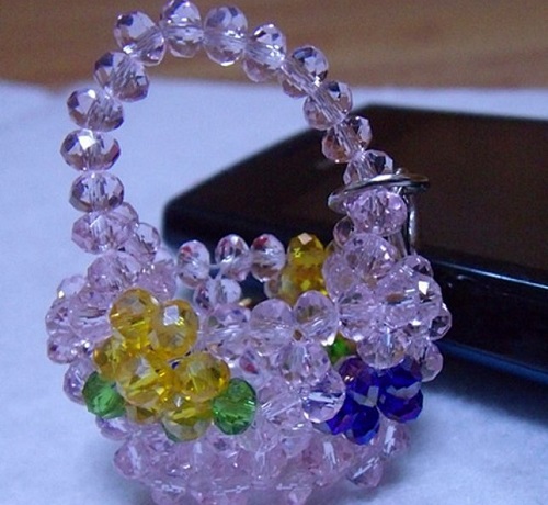 8月21日，手工活外發(fā)加工網(wǎng)，在家做串珠手工掙錢，做手工傳承官，信任手工之家，因為大家合作多、時間長、收入好，圖為串珠米珠繡純手工產(chǎn)品剪影