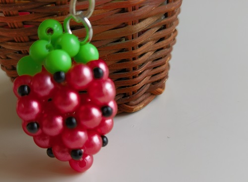 8月22日，兼職手工活外發(fā)加工在家可做，專兼職都能干的純手工，做手工傳承官，手工之家的合作，都會讓大家先了解清楚、學會掌握，圖為串珠米珠繡純手工產品剪影