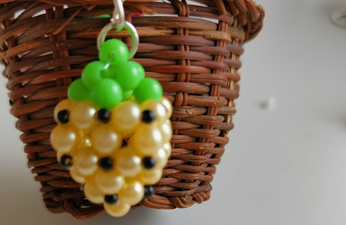 8月22日，兼職手工活外發(fā)加工在家可做，專兼職都能干的純手工，做手工傳承官，手工之家的合作，都會讓大家先了解清楚、學會掌握，圖為串珠米珠繡純手工產品剪影