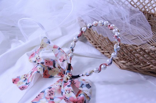 8月23日，在家做兼職的正規(guī)平臺，在家做手工靈活就業(yè)，做手工傳承官，在手工之家，良好服務(wù)讓大家都喜歡、都掙錢，圖為串珠米珠繡純手工產(chǎn)品剪影