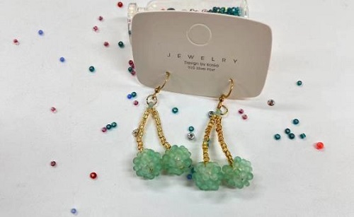 8月24日，外發(fā)加工接單平臺(tái)，靈活就業(yè)純手工，做手工傳承官，選手工之家合作，因?yàn)檫@里真實(shí)，值得信賴，圖為串珠米珠繡純手工產(chǎn)品剪影