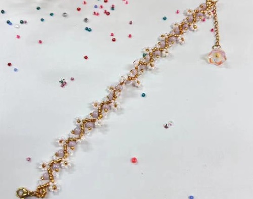 8月25日，哪里可以做手工活兼職，手工項(xiàng)目拿回家做，做手工傳承官，在手工之家，服務(wù)就是人性化，就是貼心完善，圖為串珠米珠繡純手工產(chǎn)品剪影