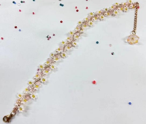 8月25日，哪里可以做手工活兼職，手工項(xiàng)目拿回家做，做手工傳承官，在手工之家，服務(wù)就是人性化，就是貼心完善，圖為串珠米珠繡純手工產(chǎn)品剪影