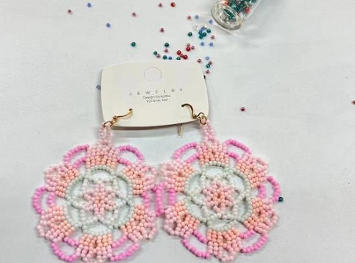 8月26日，手工活外發(fā)加工可靠嗎？靈活就業(yè)創(chuàng)業(yè)，做手工傳承官，在手工之家，純手工事業(yè)全面發(fā)展，圖為串珠米珠繡純手工產(chǎn)品剪影