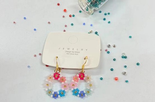 8月26日，手工活外發(fā)加工可靠嗎？靈活就業(yè)創(chuàng)業(yè)，做手工傳承官，在手工之家，純手工事業(yè)全面發(fā)展，圖為串珠米珠繡純手工產(chǎn)品剪影