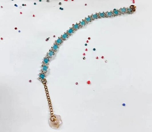 8月27日，農(nóng)村手工活加工項目去哪里找，拿回家做的手工項目，做手工傳承官，在手工之家，線上線下合作，服務(wù)一樣，圖為飾品類串珠純手工產(chǎn)品剪影