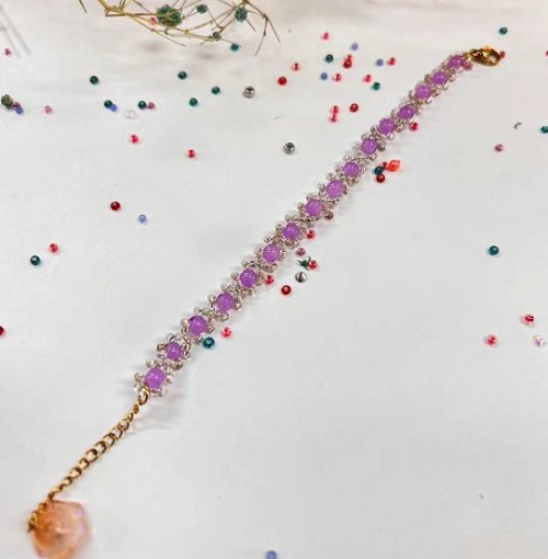 8月27日，農(nóng)村手工活加工項目去哪里找，拿回家做的手工項目，做手工傳承官，在手工之家，線上線下合作，服務(wù)一樣，圖為飾品類串珠純手工產(chǎn)品剪影