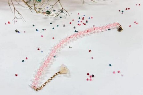 8月28日，外發(fā)加工接單平臺，正規(guī)廠家的手工，做手工傳承官，在手工之家，純手工不占空間，圖為飾品類串珠純手工產(chǎn)品剪影