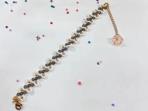 8月28日，外發(fā)加工接單平臺，正規(guī)廠家的手工，做手工傳承官，在手工之家，純手工不占空間，圖為飾品類串珠純手工產(chǎn)品剪影