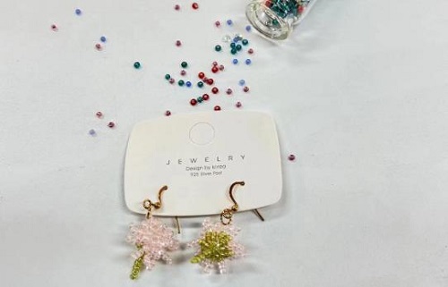 8月29日，手工活兼職招聘信息，在家做串珠手工項目掙錢，做手工傳承官，在手工之家，要多掙錢，每一種合作都需要認真對待，圖為串珠米珠繡純手工產(chǎn)品剪影