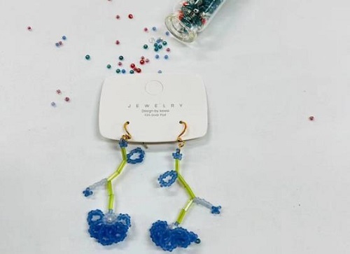 8月29日，手工活兼職招聘信息，在家做串珠手工項目掙錢，做手工傳承官，在手工之家，要多掙錢，每一種合作都需要認真對待，圖為串珠米珠繡純手工產(chǎn)品剪影