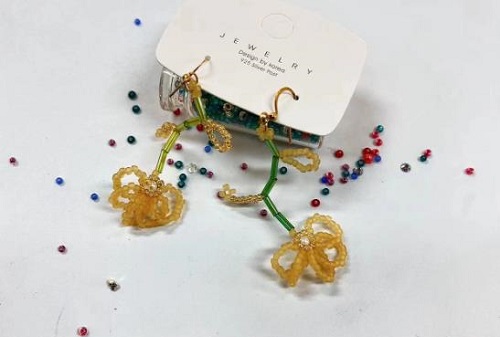 8月29日，手工活兼職招聘信息，在家做串珠手工項目掙錢，做手工傳承官，在手工之家，要多掙錢，每一種合作都需要認真對待，圖為串珠米珠繡純手工產(chǎn)品剪影