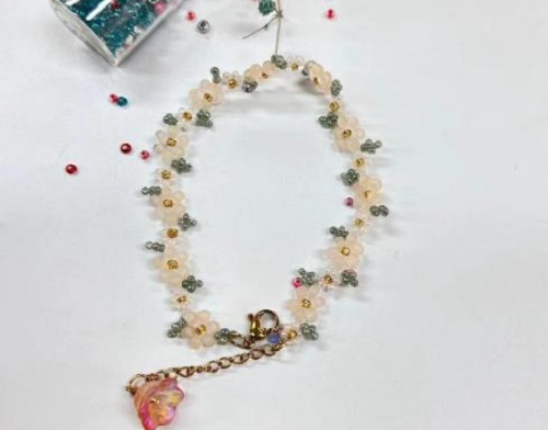 8月30日，外發(fā)手工領(lǐng)回家做，做手工傳承官，在家做手工掙錢，在手工之家，努力換來幸福、付出贏得收獲，圖為串珠米珠繡純手工產(chǎn)品剪影