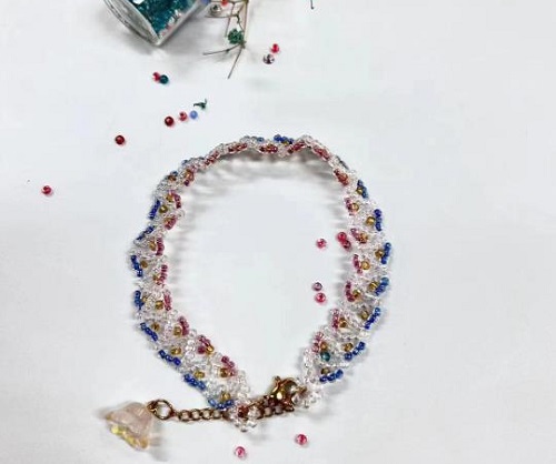 8月30日，外發(fā)手工領(lǐng)回家做，做手工傳承官，在家做手工掙錢，在手工之家，努力換來幸福、付出贏得收獲，圖為串珠米珠繡純手工產(chǎn)品剪影