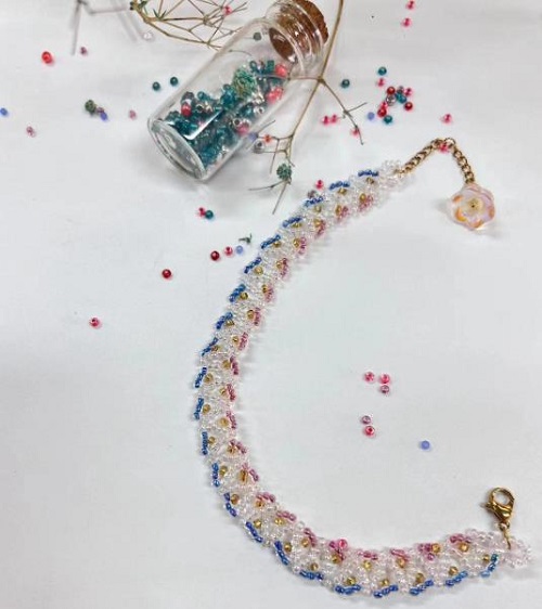 8月30日，外發(fā)手工領(lǐng)回家做，做手工傳承官，在家做手工掙錢，在手工之家，努力換來幸福、付出贏得收獲，圖為串珠米珠繡純手工產(chǎn)品剪影