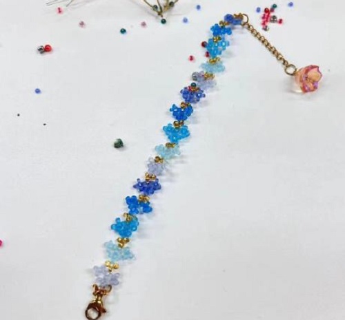 8月31日，兼職手工活可以帶回家做，做手工傳承官，靈活就業(yè)創(chuàng)業(yè)，在手工之家，純手工讓大家把時間都利用起來掙錢，圖為串珠米珠繡純手工產(chǎn)品剪影