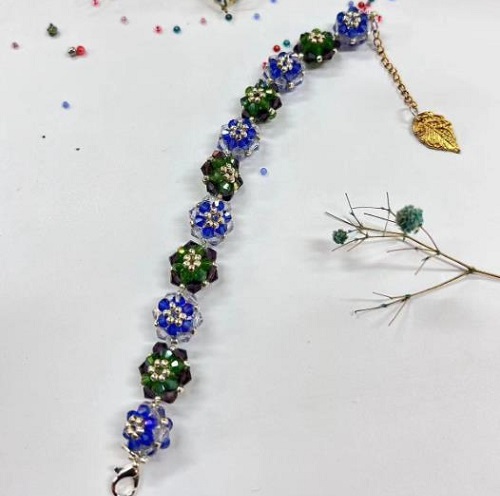 8月31日，兼職手工活可以帶回家做，做手工傳承官，靈活就業(yè)創(chuàng)業(yè)，在手工之家，純手工讓大家把時間都利用起來掙錢，圖為串珠米珠繡純手工產(chǎn)品剪影