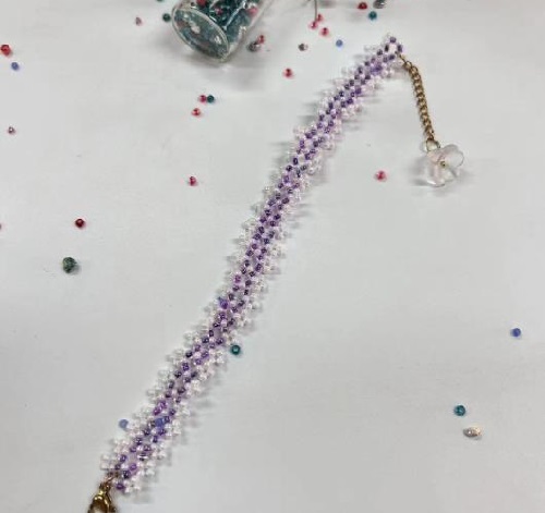 9月1日，手工活外發(fā)一手貨源，做手工傳承官，居家副業(yè)掙錢，在手工之家，好質(zhì)量的產(chǎn)品更受歡迎，圖為飾品類串珠純手工產(chǎn)品剪影