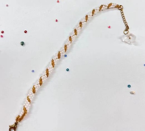 9月1日，手工活外發(fā)一手貨源，做手工傳承官，居家副業(yè)掙錢，在手工之家，好質(zhì)量的產(chǎn)品更受歡迎，圖為飾品類串珠純手工產(chǎn)品剪影