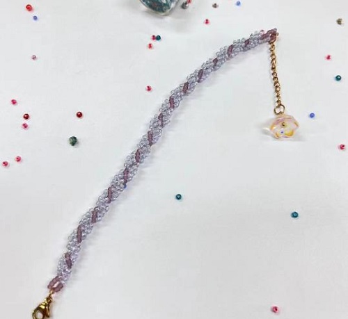 9月1日，手工活外發(fā)一手貨源，做手工傳承官，居家副業(yè)掙錢，在手工之家，好質(zhì)量的產(chǎn)品更受歡迎，圖為飾品類串珠純手工產(chǎn)品剪影