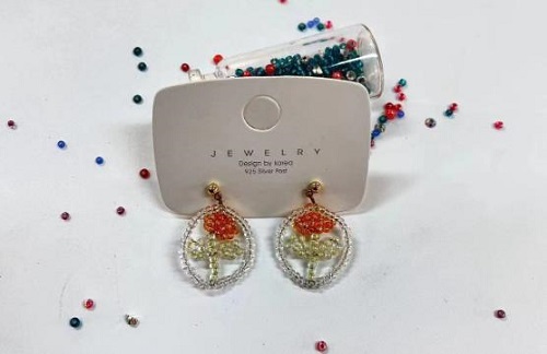 9月2日，在家兼職平臺正規(guī)的日結(jié)，做手工傳承官，靈活就業(yè)創(chuàng)業(yè)，在手工之家，長期合作、多掙錢就要這樣做，圖為串珠米珠繡純手工產(chǎn)品剪影