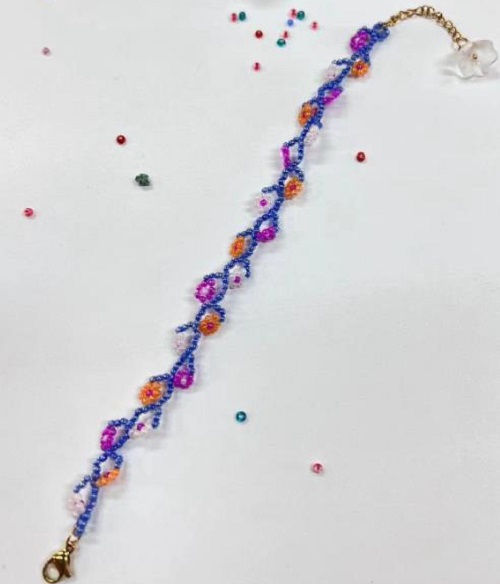 9月3日，在家里就能賺錢的工作，做手工傳承官，居家手工靈活就業(yè)創(chuàng)業(yè)，選擇手工之家，因?yàn)閷?duì)這里的手工事業(yè)各個(gè)方面滿意，圖為串珠米珠繡純手工產(chǎn)品剪影