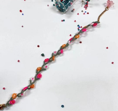 9月3日，在家里就能賺錢的工作，做手工傳承官，居家手工靈活就業(yè)創(chuàng)業(yè)，選擇手工之家，因?yàn)閷?duì)這里的手工事業(yè)各個(gè)方面滿意，圖為串珠米珠繡純手工產(chǎn)品剪影