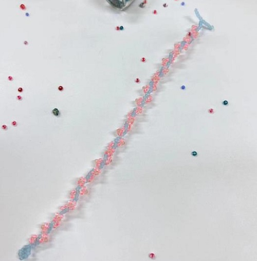 9月4日，在家能做的兼職正規(guī)，做手工傳承官，拿回家做的手工項目，與手工之家合作，能掙錢、有發(fā)展，圖為串珠米珠繡純手工產(chǎn)品剪影