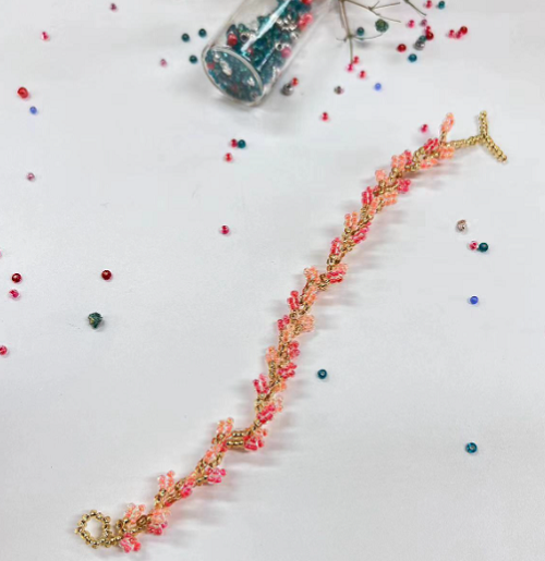 9月5日，手工活從哪里找廠家，想接正規(guī)廠家的手工項(xiàng)目，做手工傳承官，與手工之家合作，找到這里的方式有很多種，圖為串珠米珠繡純手工產(chǎn)品剪影