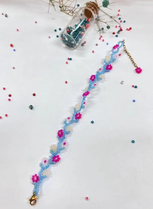 9月6日，附近有沒有兼職手工活，居家靈活就業(yè)的好副業(yè)，做手工傳承官，與手工之家，合作制度和服務(wù)讓人放心，圖為串珠米珠繡純手工產(chǎn)品剪影