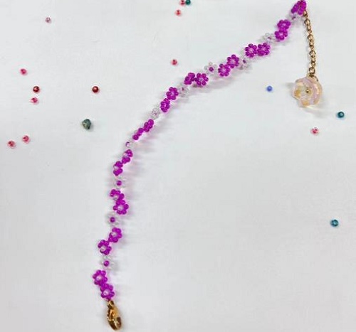 9月6日，附近有沒有兼職手工活，居家靈活就業(yè)的好副業(yè)，做手工傳承官，與手工之家，合作制度和服務(wù)讓人放心，圖為串珠米珠繡純手工產(chǎn)品剪影