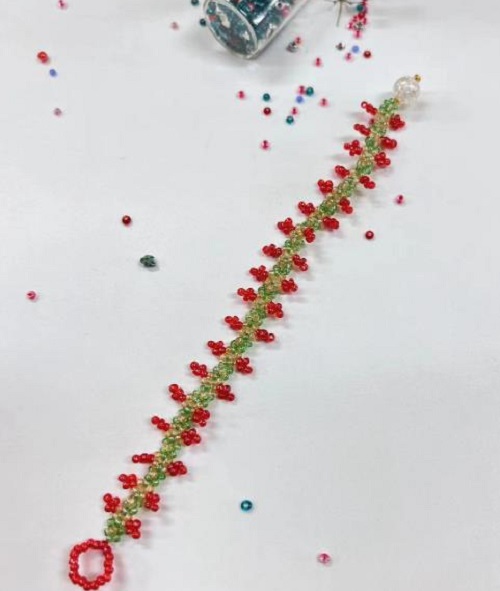 9月6日，附近有沒有兼職手工活，居家靈活就業(yè)的好副業(yè)，做手工傳承官，與手工之家，合作制度和服務(wù)讓人放心，圖為串珠米珠繡純手工產(chǎn)品剪影