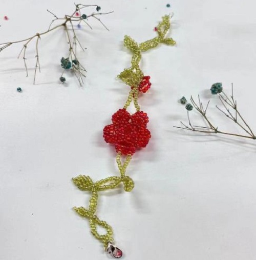 9月7日，手工活拿回家做在哪里找，靈活就業(yè)創(chuàng)業(yè)，做手工傳承官，在手工之家，了解清楚是合作的基礎(chǔ)，圖為串珠米珠繡純手工產(chǎn)品剪影